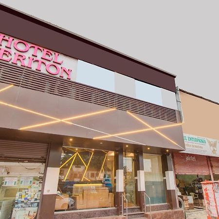 Oyo 76180 Hotel Meriton Мумбай Екстериор снимка