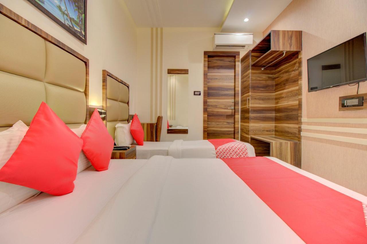Oyo 76180 Hotel Meriton Мумбай Екстериор снимка