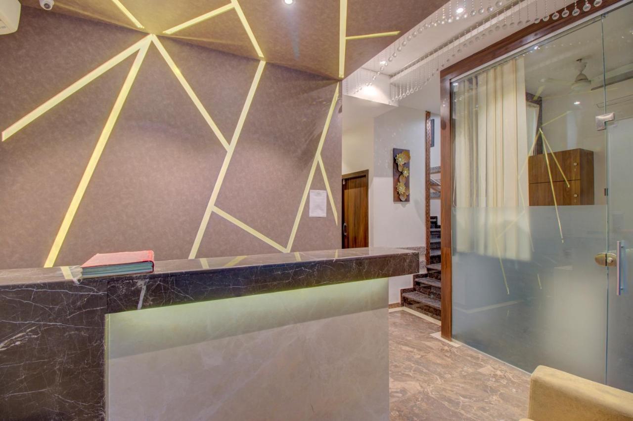 Oyo 76180 Hotel Meriton Мумбай Екстериор снимка