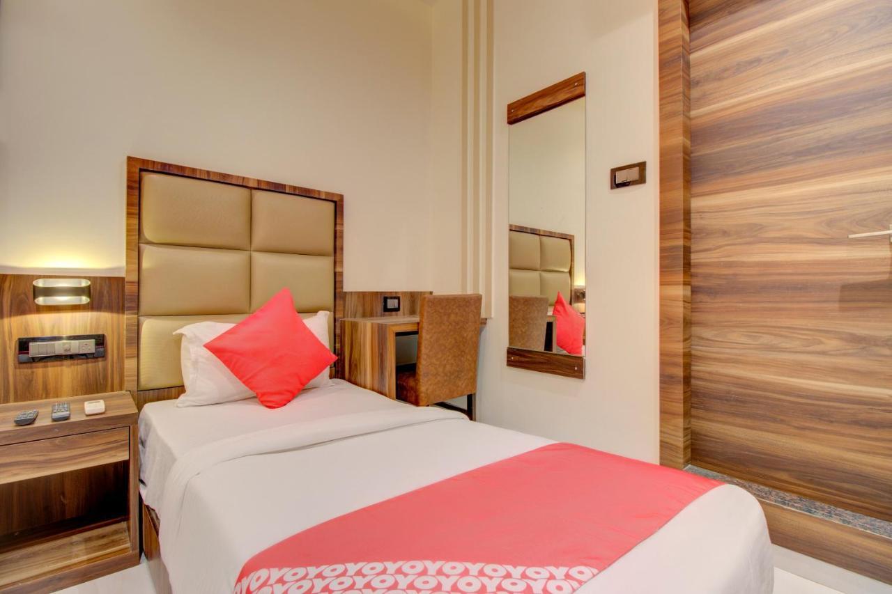 Oyo 76180 Hotel Meriton Мумбай Екстериор снимка