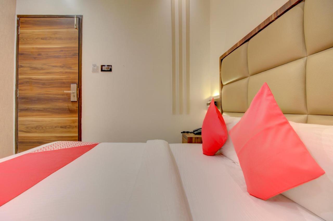 Oyo 76180 Hotel Meriton Мумбай Екстериор снимка