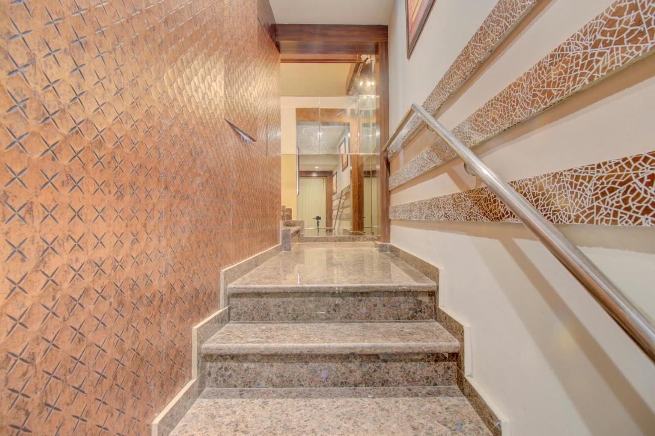 Oyo 76180 Hotel Meriton Мумбай Екстериор снимка