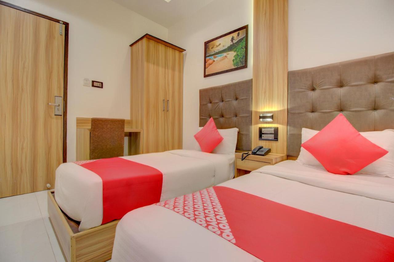 Oyo 76180 Hotel Meriton Мумбай Екстериор снимка