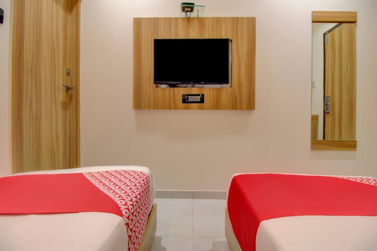 Oyo 76180 Hotel Meriton Мумбай Екстериор снимка