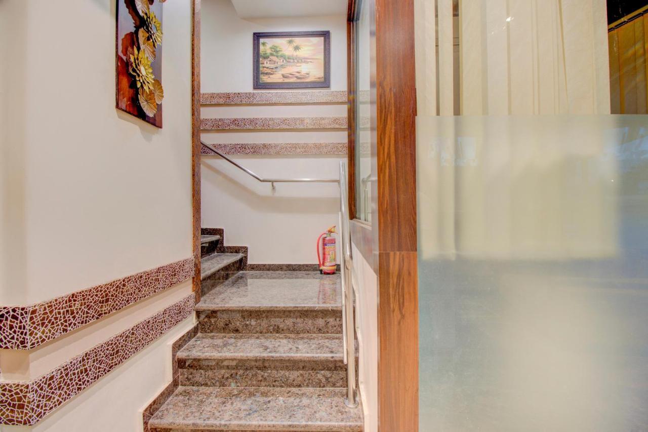 Oyo 76180 Hotel Meriton Мумбай Екстериор снимка