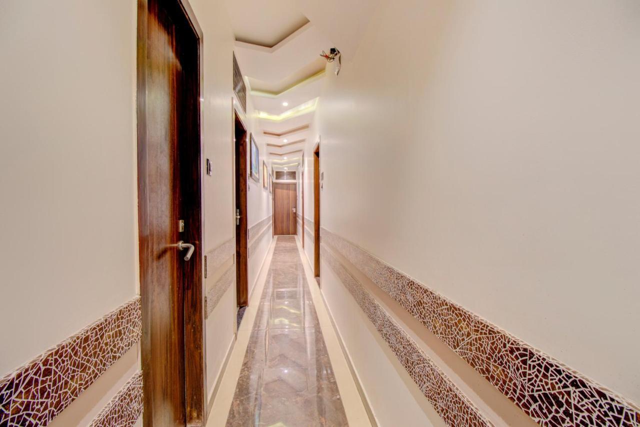 Oyo 76180 Hotel Meriton Мумбай Екстериор снимка