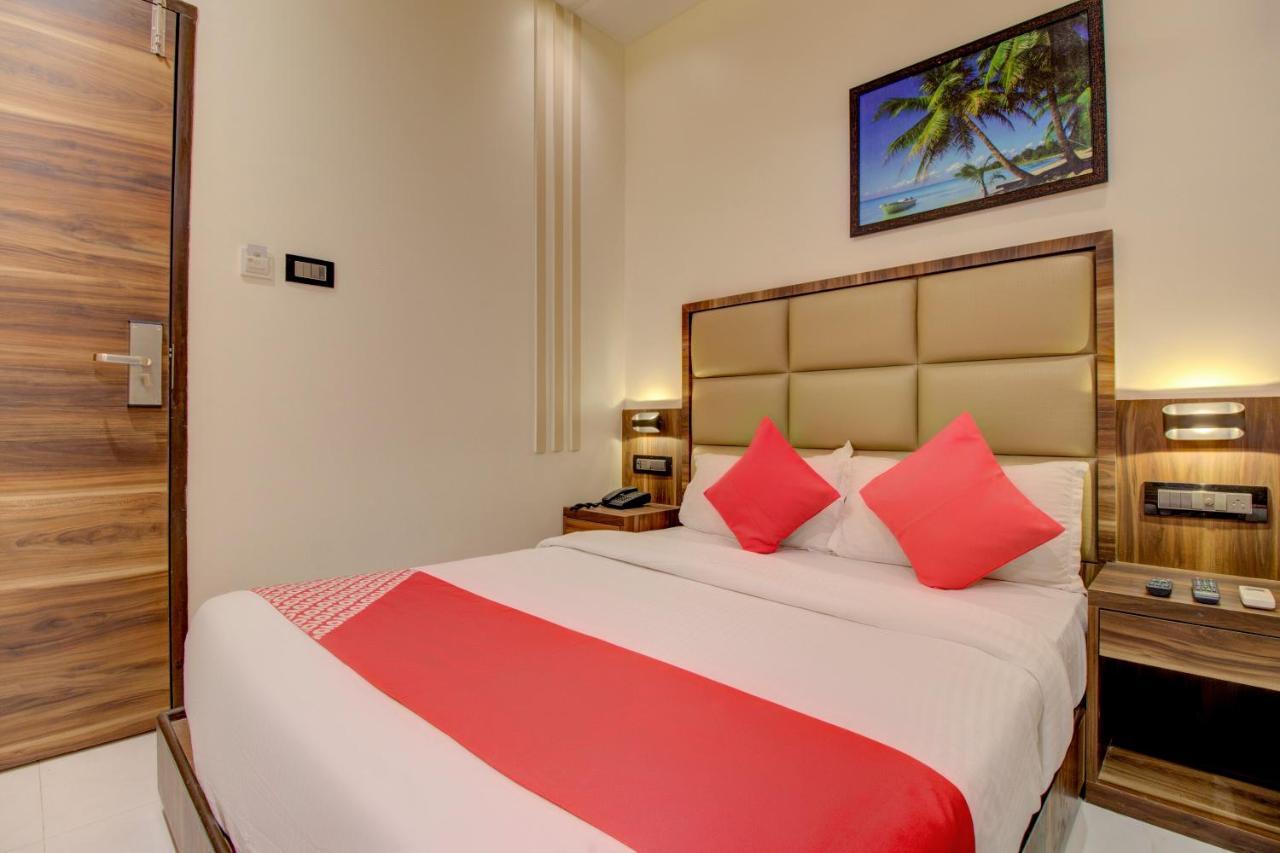 Oyo 76180 Hotel Meriton Мумбай Екстериор снимка