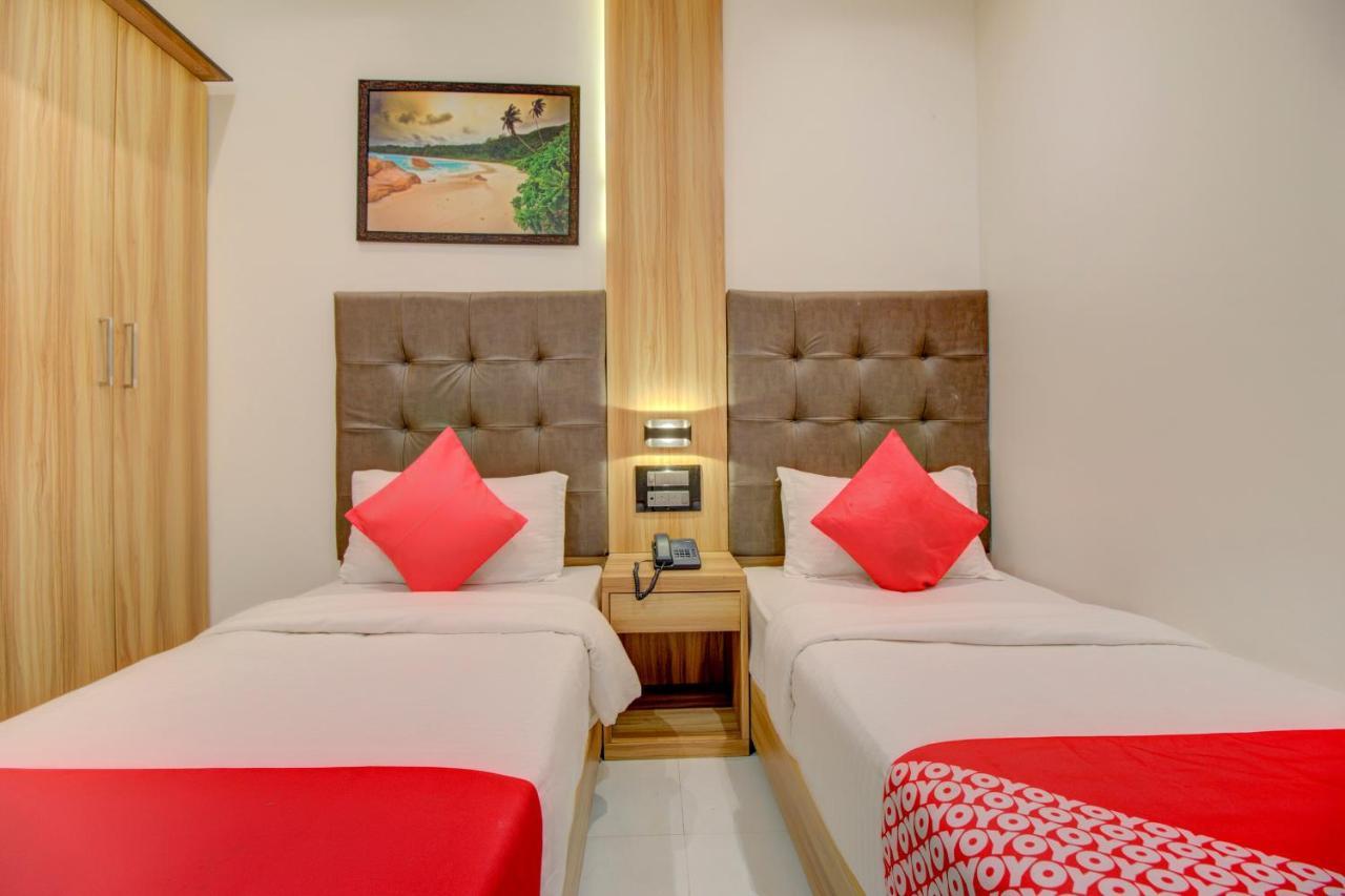 Oyo 76180 Hotel Meriton Мумбай Екстериор снимка