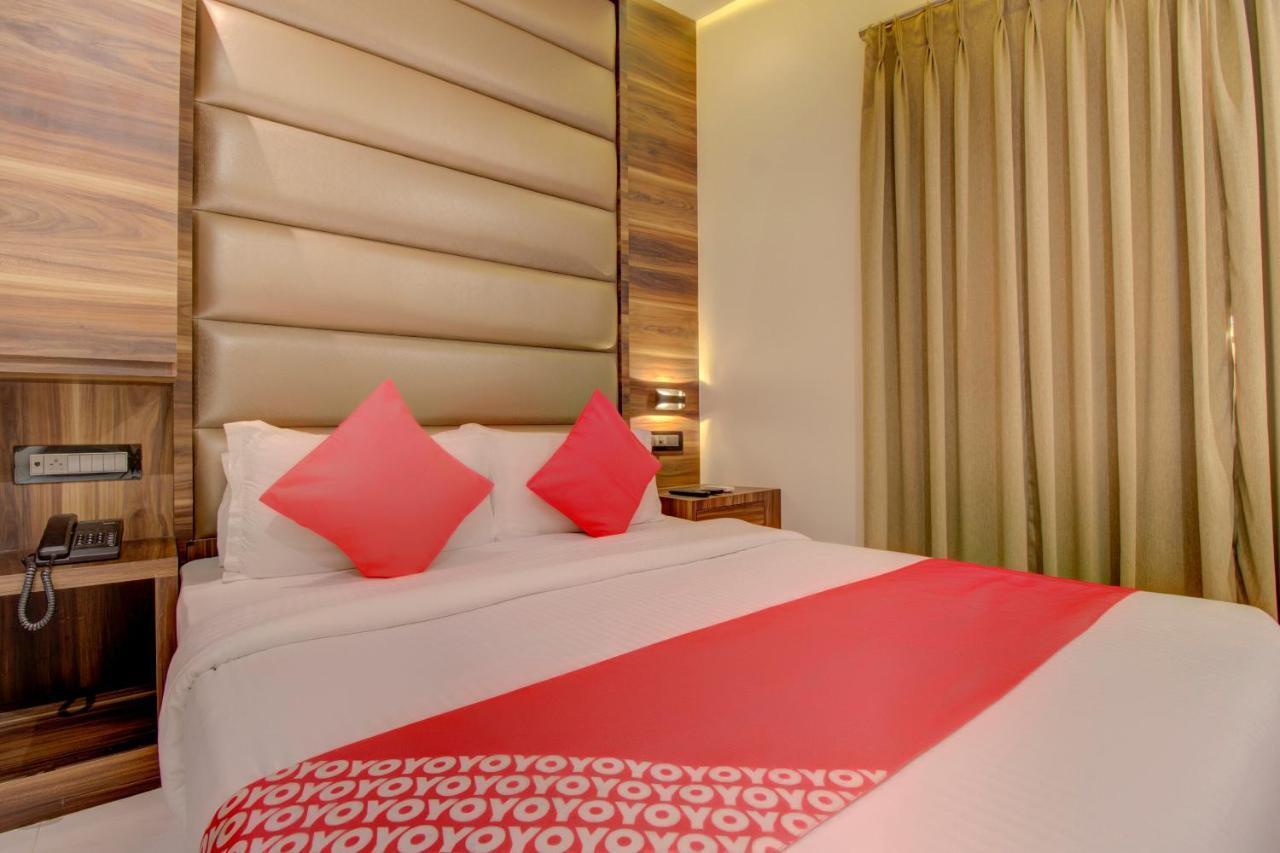 Oyo 76180 Hotel Meriton Мумбай Екстериор снимка