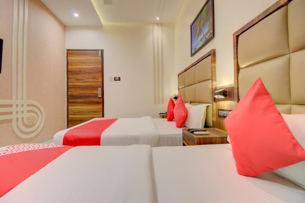 Oyo 76180 Hotel Meriton Мумбай Екстериор снимка